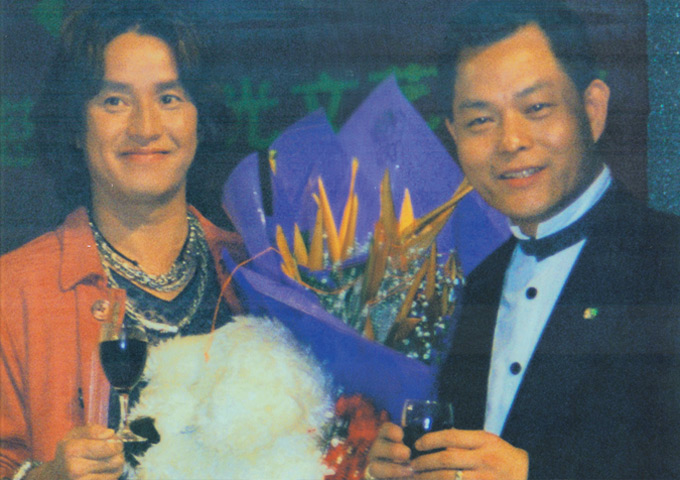 Mr. Alan Tam, the film and television star, and Dr.Allan Wong took a group photo at the charity party