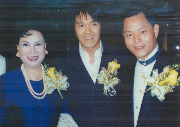 Mr. Stephen Chow, the international music film and television star, Ms. Liang Yanyan, the film star, and the Dr.Allan Wong took a group photo.