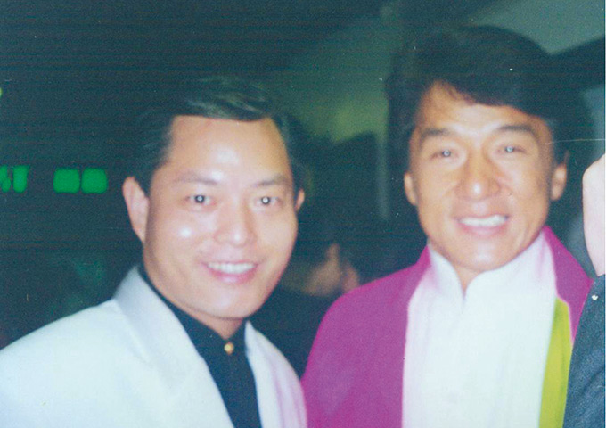 International film star Red Star Jackie Chan and Dr.Allan Wong president took a group photo.