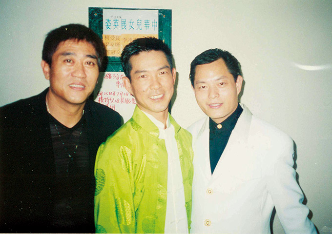 International Film and Television Red Star Yuan Biao and Dr.Allan Wong took a group photo.