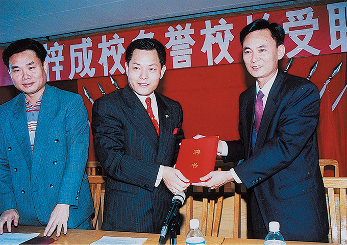 Dr.Allan Wong was appointed as Honorary President of Shenzhen Kengbu Adult School.