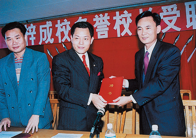 黄骞纬博士获聘为深圳市坑梓成人学校名誉校长