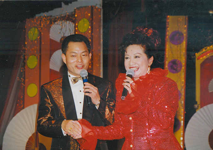 黄骞纬总裁应影视红星薛家燕小姐之邀请，参与“薛家燕真情”表演