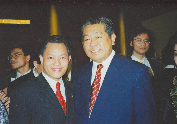 Mr. Jia Qinglin, Chairman of the National Committee of the Chinese People's Political Consultative Conference, and Dr.Allan Wong, President of Hong Kong Health Circle World International Group