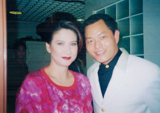 Famous red singer Miss Jenny and Dr.Allan Wong took a group photo at the 