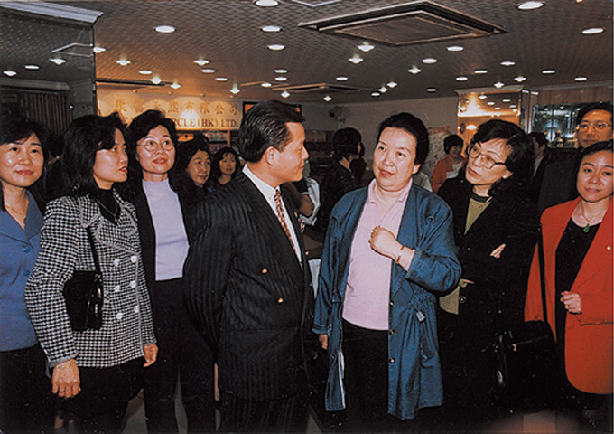 中华儿童文化促进会会长范崇嬿会长参观康富公司